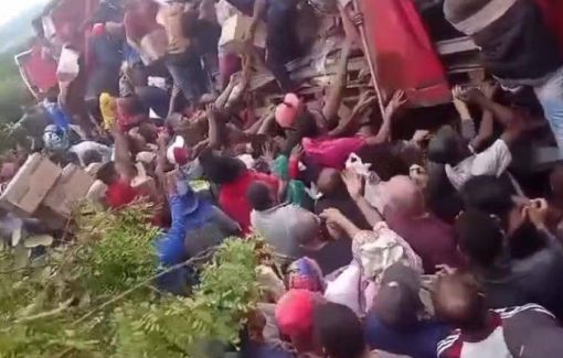 Caminhão tomba e carga de leite em pó é saqueada na Bahia 