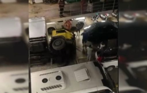 Caminhão tomba dentro do ferry-boat durante travessia entre Salvador e Itaparica