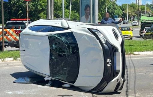 Homens são presos após capotarem carro roubado na Paralela 