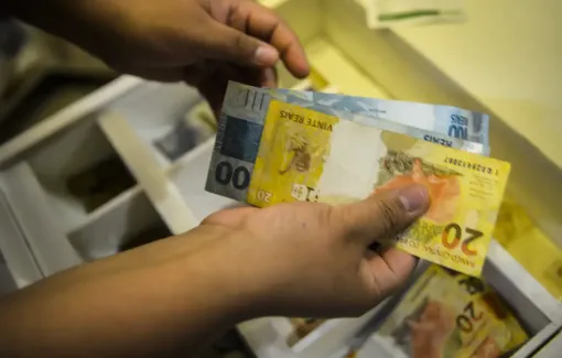 Governo propõe salário mínimo de R$ 1.717 em 2027