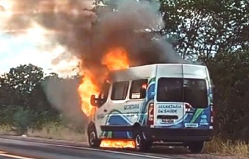 Van de prefeitura baiana pega fogo na BR-324 