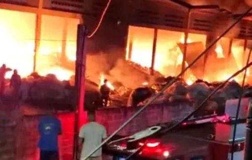 Galpão é atingido por incêndio em Camaçari 