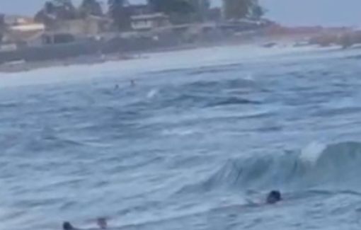 Surfistas salvam dois jovens de afogamento na praia do Oca, em Jaua