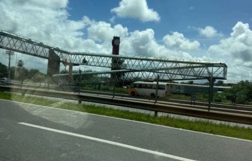  Motociclistas usam passarelas como atalho na BA-099 e colocam vidas em risco em Abrantes