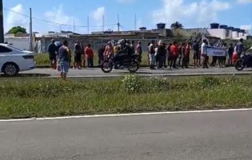  Manifestação trava trânsito na BA-099 no Dia do Trabalhador