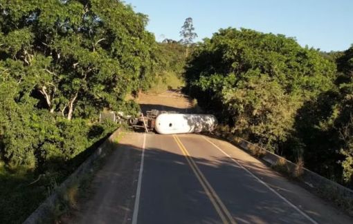 Carreta tomba e deixa uma pessoa morta no interior da Bahia 