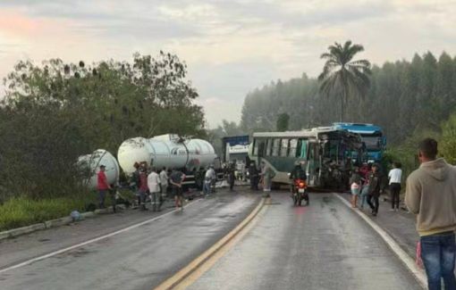 Acidente entre carreta e ônibus deixa motorista morto na BR-101