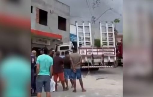 Caminhão perde o controle atinge prédio e deixa sete pessoas feridas no interior da Bahia