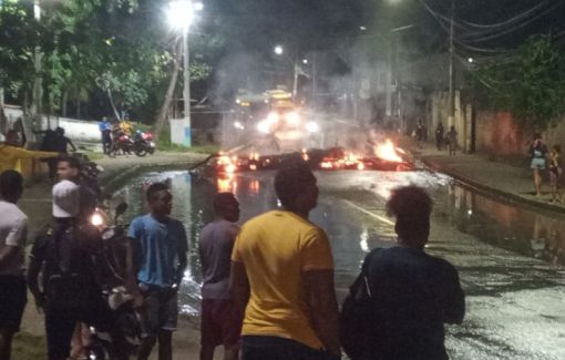 Protesto interdita via em Jauá após mulher se ferir em trecho alagado próximo à Unidade de Saúde de Pé de Areia