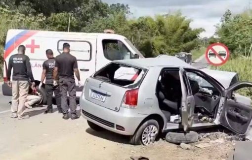 Acidente entre ambulância e carro deixa dois mortos no interior da Bahia 