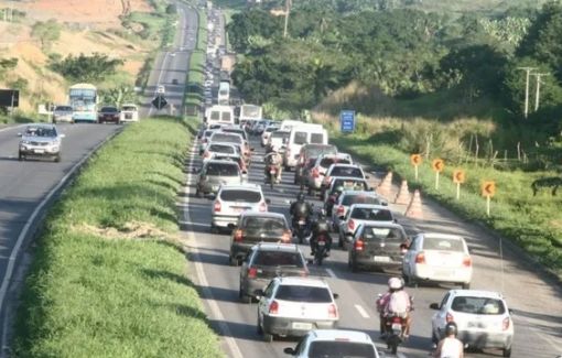 Interdição em alça de acesso à BR-324 altera tráfego de veículos na região de Candeias 