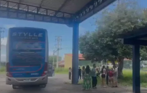 Motorista foge e abandona ônibus com 46 passageiros na Bahia 
