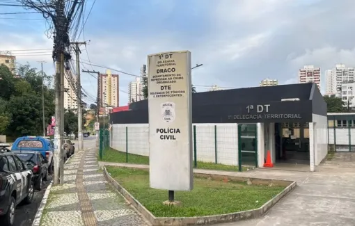 Policial é preso após atirar contra duas pessoas
