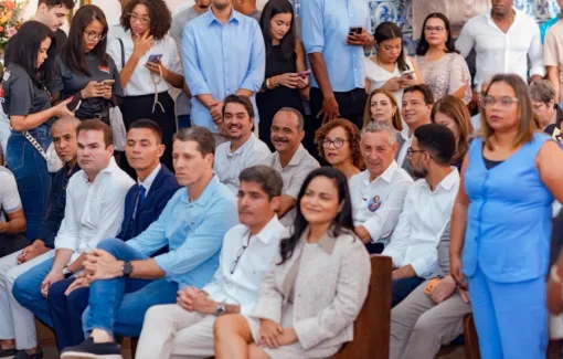 Elinaldo Araújo participa de missa em celebração aos 64 anos de Lauro de Freitas ao lado de Débora Régis e ACM Neto