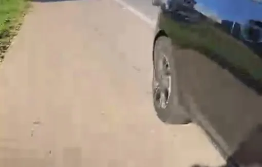 Uso do acostamento como faixa de ultrapassagem coloca ciclistas e pedestres em risco na BA-099