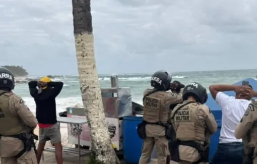 Homem é preso com mais de 200 porções de drogas enterradas em praia de Salvador 