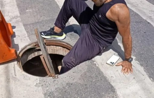  Repórter cai após pisar em tampa de bueiro solta na Rua João Araújo, em Abrantes