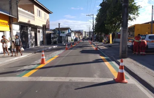 STT finaliza mudança no trânsito em Arembepe e Abrantes com instalação de sinalização vertical e horizontal