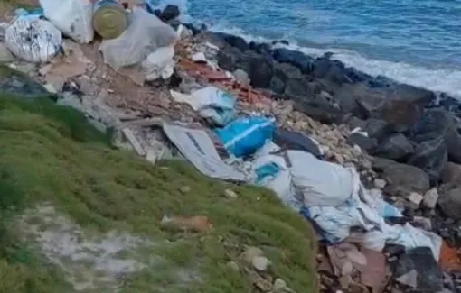 Crime ambiental avança sobre Jauá: entulho invade dunas e praias
