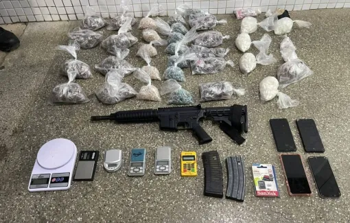 Polícia apreende arma e drogas em bairro de Salvador 