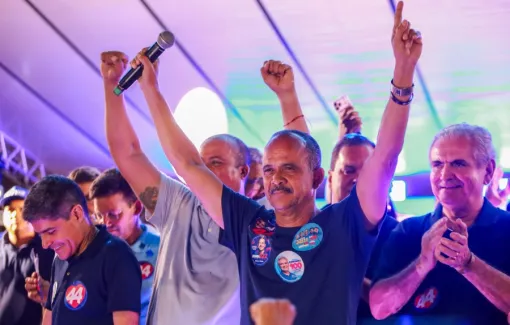Diante de uma multidão, Elinaldo ganha promessa de apoio para ser o mais votado de Santo Amaro