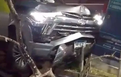 Carro bate em árvore na Avenida Paralela