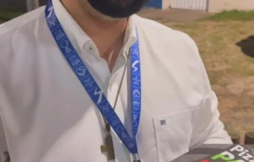 Nem o padre Fabrício resiste à pizza da Palestra Itália!