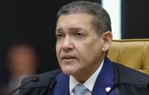TSE manda suspender canal de Janones com 3,2 milhões de seguidores por disseminação de fake news e burla às regras do WhatsApp