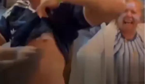 Vídeo mostra torcedor argentino fazendo gesto racista durante comemoração na Bahia 