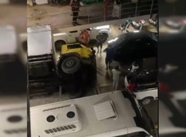 Caminhão tomba dentro do ferry-boat durante travessia entre Salvador e Itaparica