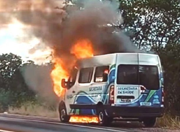 Van de prefeitura baiana pega fogo na BR-324 