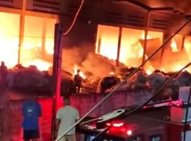 Galpão é atingido por incêndio em Camaçari 