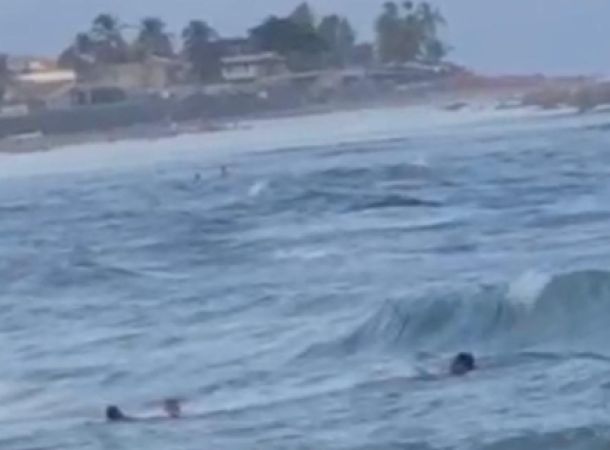 Surfistas salvam dois jovens de afogamento na praia do Oca, em Jaua