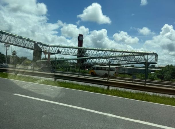  Motociclistas usam passarelas como atalho na BA-099 e colocam vidas em risco em Abrantes