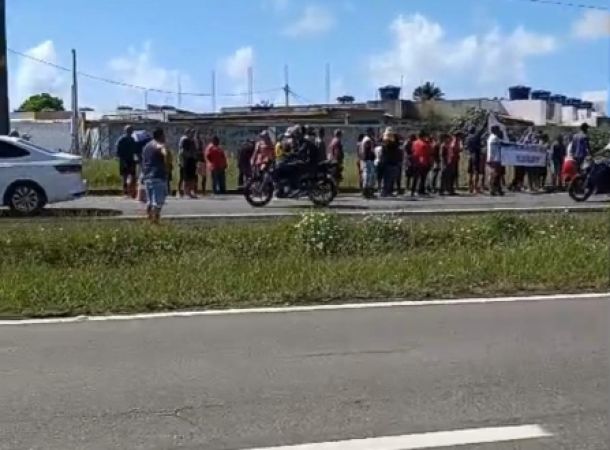  Manifestação trava trânsito na BA-099 no Dia do Trabalhador