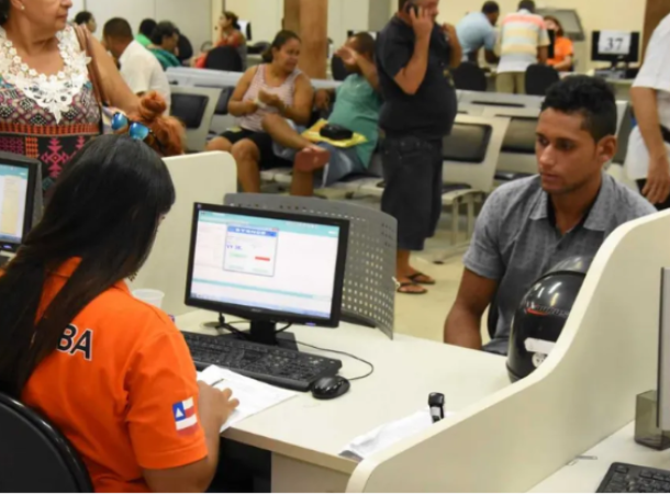 Detran abre seleção com 170 vagas e salários que podem chegar a R$ 3,8 mil