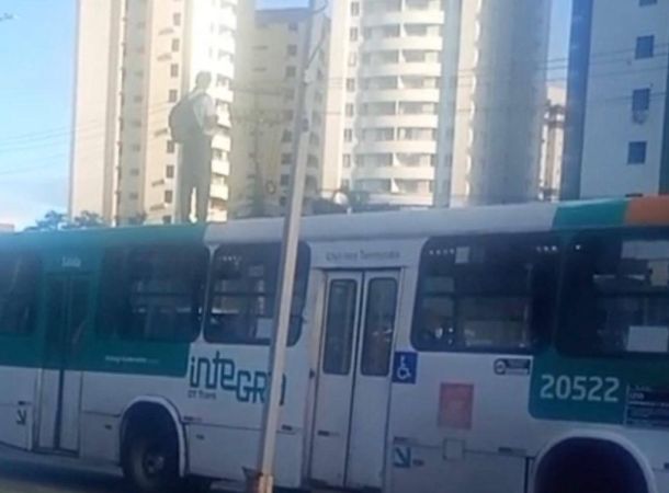 Salvador: Motorista para ônibus sobe no teto e segura a bandeira do Brasil  