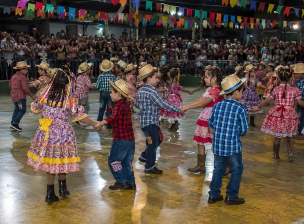 Festejos juninos ajudam a preservar tradições culturais e aproximam estudantes das raízes nordestinas