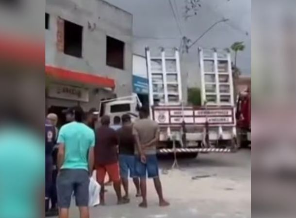 Caminhão perde o controle atinge prédio e deixa sete pessoas feridas no interior da Bahia