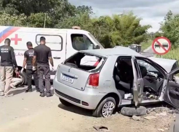 Acidente entre ambulância e carro deixa dois mortos no interior da Bahia 