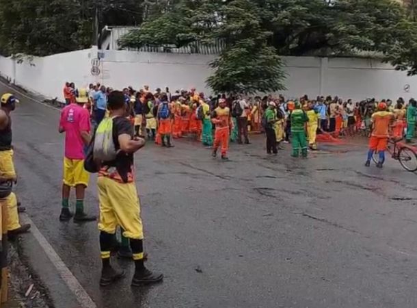  Paralisação dos garis em Salvador continua e categoria segue mobilizada em frente à Sotero Ambiental
