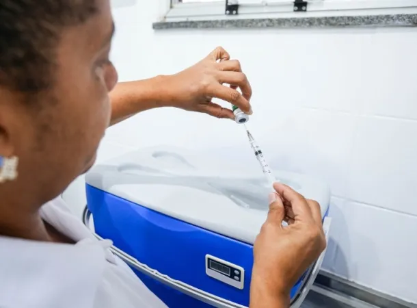 Vacina contra a dengue está disponível nas unidades de saúde de Camaçari para crianças e adolescentes  