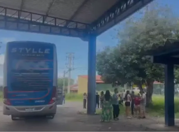Motorista foge e abandona ônibus com 46 passageiros na Bahia 