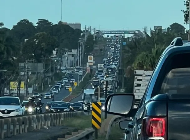 BA-099 pede socorro: congestionamentos diários travam a principal porta de entrada do Litoral Norte