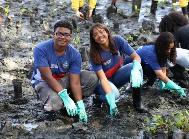 Estudantes da rede estadual participam do plantio de 3 mil mudas de mangue no Subúrbio de Salvador