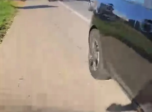 Uso do acostamento como faixa de ultrapassagem coloca ciclistas e pedestres em risco na BA-099