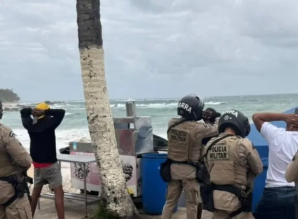 Homem é preso com mais de 200 porções de drogas enterradas em praia de Salvador 