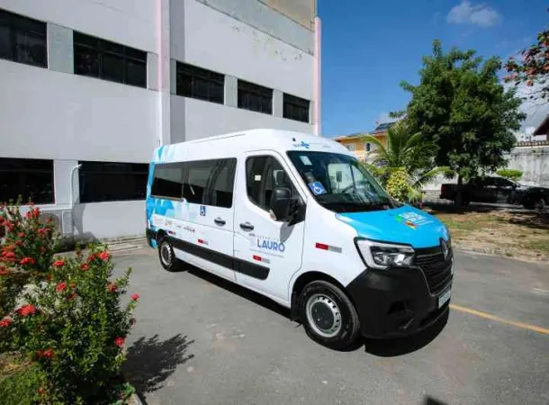 Lauro de Freitas amplia serviços de reabilitação com novos equipamentos, 416 aparelhos auditivos e Van adaptada