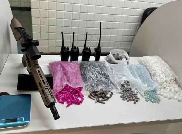 Polícia apreende fuzil e drogas após fuga de abordagem na Paralela 