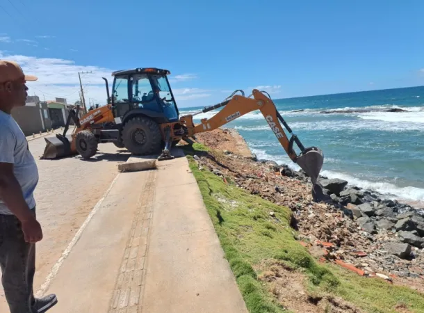 Após denúncia do Portal Abrantes, Prefeitura retira entulho descartado na praia de Jauá